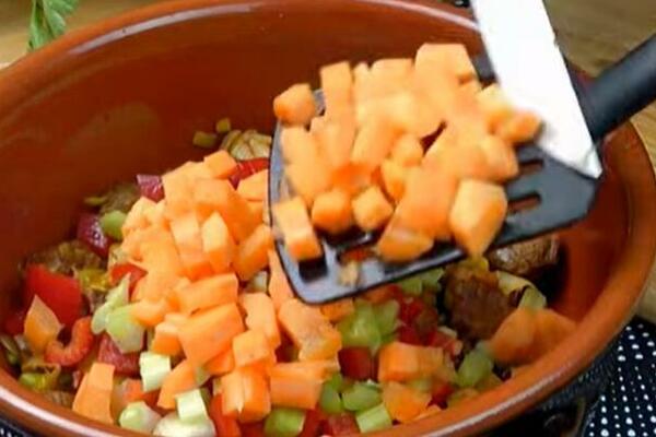 POSNI KROMPIR PAPRIKAŠ: Bogato jelo koje će vam dugo držati sitima