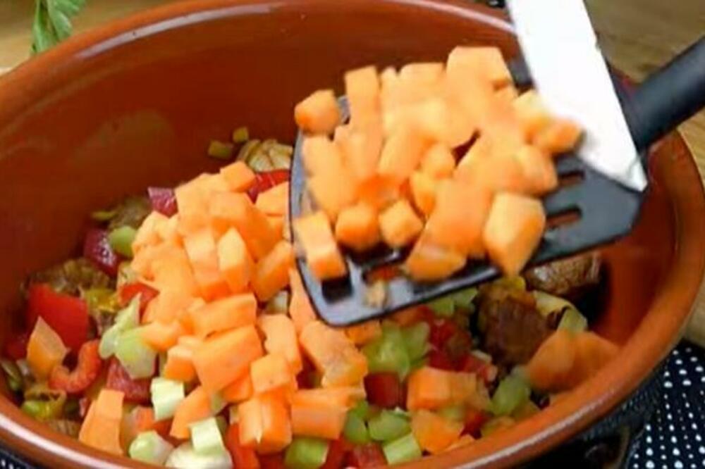 POSNI KROMPIR PAPRIKAŠ: Bogato jelo koje će vam dugo držati sitima