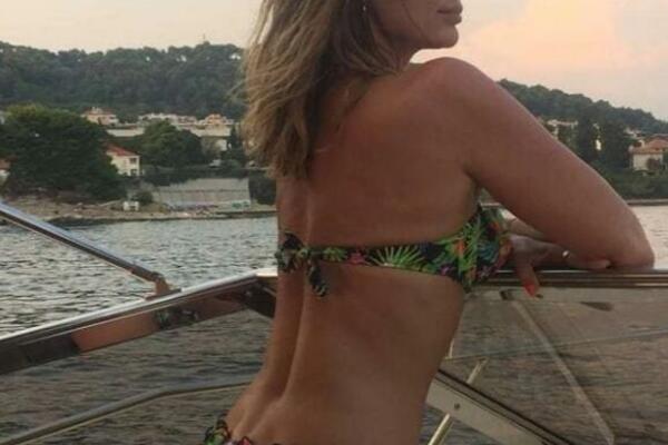 POKAZALA GOLE GRUDI ČITAVOJ JUGOSLAVIJI: Splićanka PONOVO U ISTOJ RADNJI, bez skrivanja (FOTO)