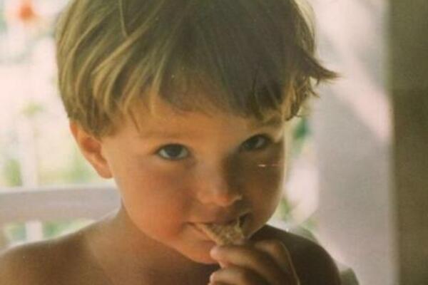 OVA SLATKA DEVOJČICA JE DANAS ŽENA NAJUTICAJNIJEG I NAJPOZNATIJEG SRBINA: Glavna su tema SVUDA, ZNATE LI KO JE OVO?