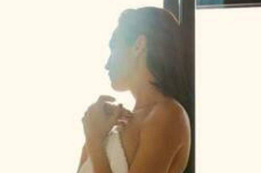 VODITELJKA SE POJAVILA U OSKUDNOM IZDANJU I ZAPALILA SVE: Grudi vire sa OBE STRANE, ljudi se hvataju za GLAVU FOTO