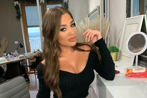 OVA LEPOTICA JE SNAJKA NAŠEG POLITIČARA, A NJENO ZANIMANJE SVE ZANIMA: Otišla u Dubai i pokazala NAJJAČE OBLINE!