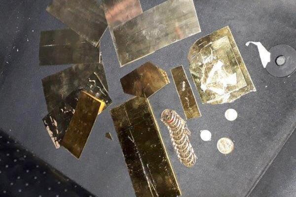 CARINICI PRONAŠLI VELIKI "PLEN": Na granici nađene ZLATNE POLUGE i 70.000 EVRA!