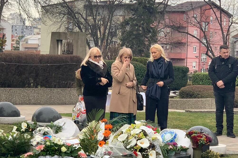 ŠAULIĆI STIGLI NA ŠABANOV GROB! Sve prekrili cvećem, pa briznuli u PLAČ, a ovom čoveku je POSEBNO TEŠKO (VIDEO)