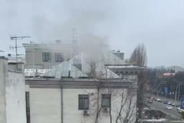 RUSI PALE TAJNA DOKUMENTA? Dim iznad ruske ambasada u Kijevu (VIDEO)