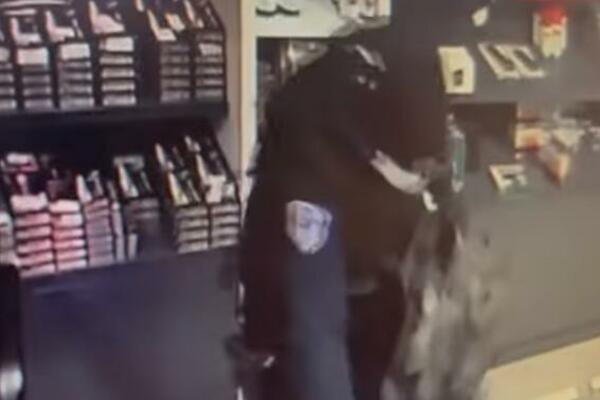 LAŽNI POLICAJAC POKRAO BOGA OCA: Uzeo pištolje vrednosti 27.500 evra, pogledajte snimak FILMSKE KRAĐE! (VIDEO)