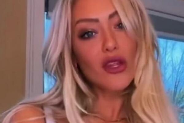 "JE*I SE SVETE": Majka se SKINULA i razbesnela druge RODITELJE, GRUDI zauzele čitav kadar (VIDEO)