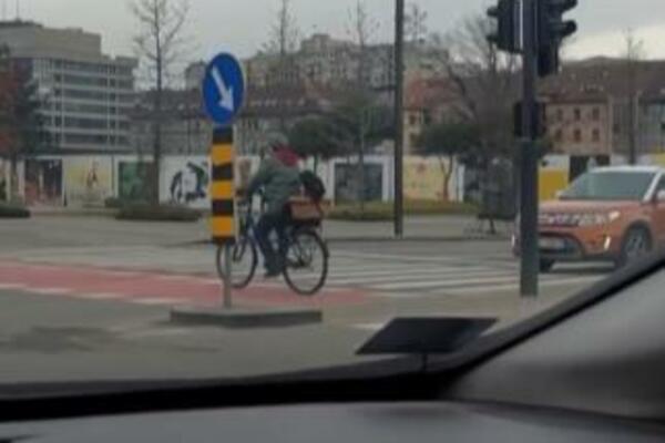 "DVA VOZAČA MALO JAČA": SLAĐI PRIZOR nećete VIDETI! Čovek i njegov PAS znaju ŠTA je DOVOLJNO za SREĆU! (VIDEO)