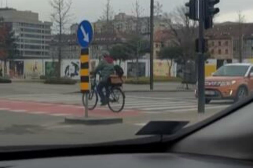 "DVA VOZAČA MALO JAČA": SLAĐI PRIZOR nećete VIDETI! Čovek i njegov PAS znaju ŠTA je DOVOLJNO za SREĆU! (VIDEO)