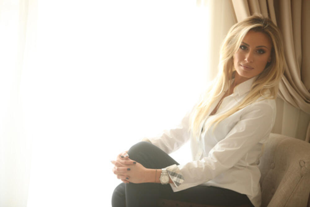 NAPOKON RAZOTKRIVENA! Dajana Paunović je UHVAĆENA S OVIM ZGODNIM MUŠKARCEM! (FOTO)