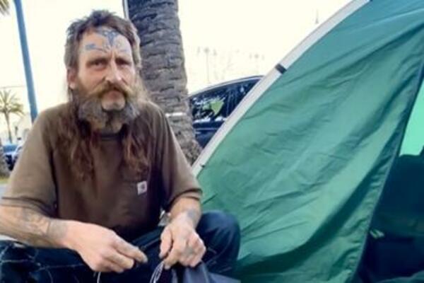 SAM JE IZABRAO DA BUDE BESKUĆNIK, A ONDA JE OTKRIO I ŠTA DOBIJA ZBOG TOGA: Njegova priča će vas NAJEŽITI (VIDEO)