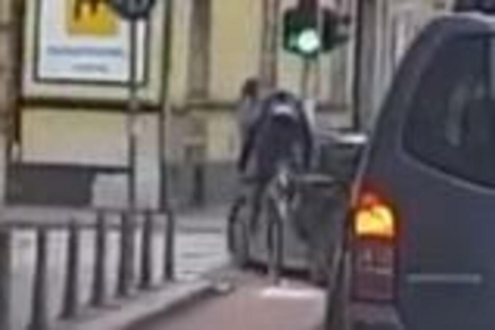 POTEZ OVOG BICIKLISTE NAKON NESREĆE ĆE VAS TOTALNO ŠOKIRATI: Vozač ga OBORIO NA ZEMLJU, a on uradio OVO (VIDEO)