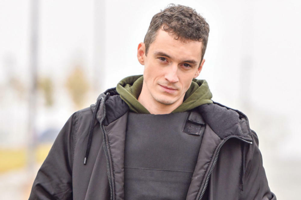 NAŠ POZNATI GLUMAC ODRŽAO SAM SEBI POMEN: Morbidno, crno bela fotografija i sveća! (FOTO)