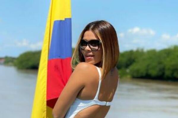 "UZBUDIM SE ČIM SE VIDIM U OGLEDALU": Toliko je VRELA da joj ne TREBA NIKO DRUGI! GLEDA SE I ODLEPI SKROZ! (FOTO)