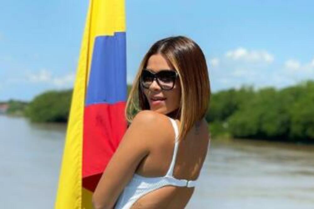 "UZBUDIM SE ČIM SE VIDIM U OGLEDALU": Toliko je VRELA da joj ne TREBA NIKO DRUGI! GLEDA SE I ODLEPI SKROZ! (FOTO)