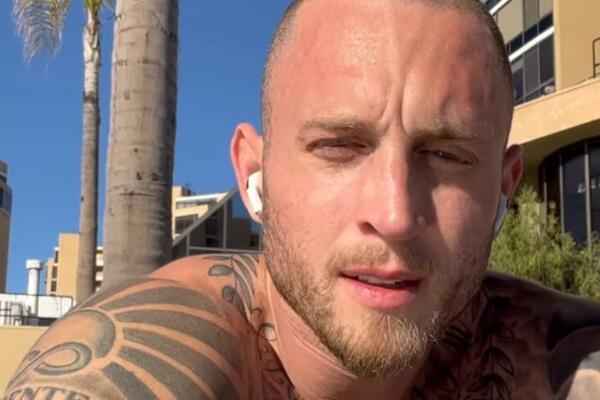 ISTETOVIRAN JE, PREZGODAN I LEP ALI JE MONSTRUM: Sin je poznatog glumca, a za sve krivi BOGATSTVO koje NIJE ŽELEO!