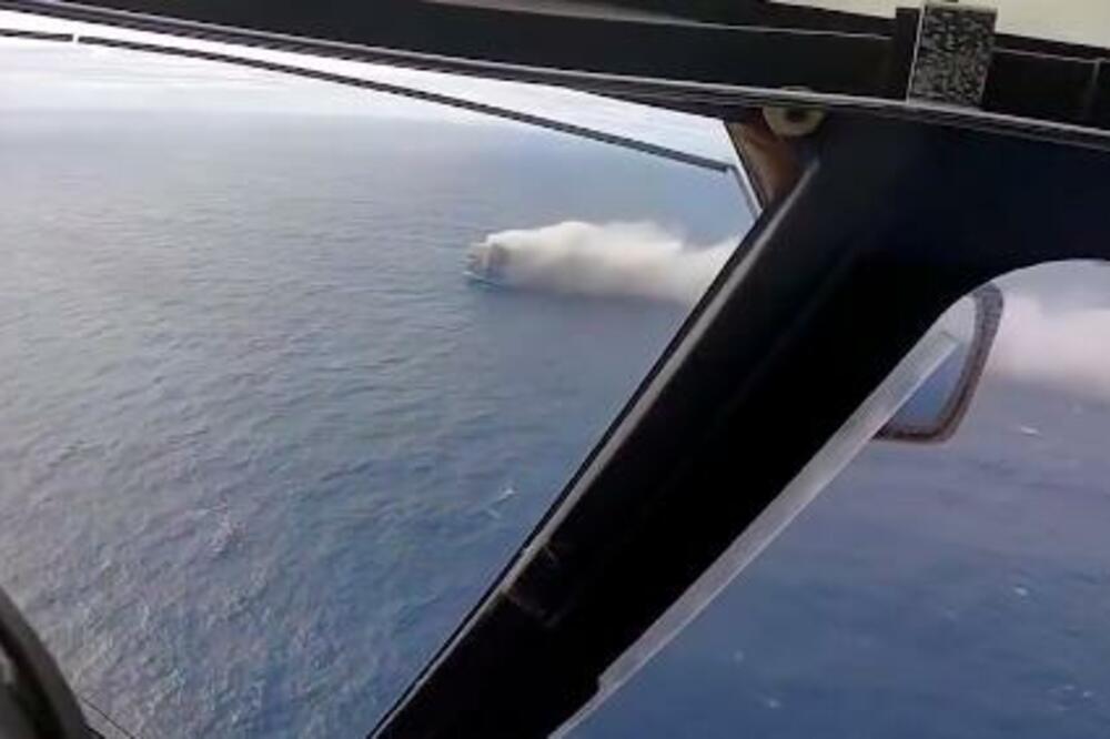 BROD PREPUN LUKSUZNIH AUTOMOBILA GORI I PLUTA U ATLANTSKOM OKEANU! Posada uspela da pobegne (FOTO/VIDEO)