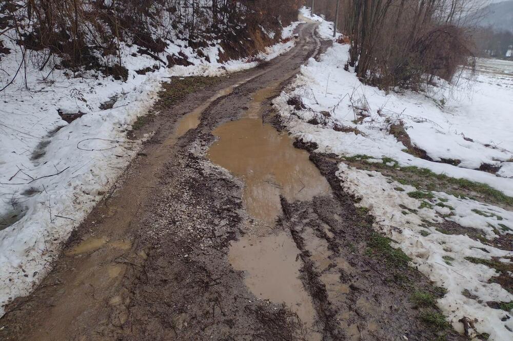 "DECA MI GAZE PO BLATU, DO ŠKOLE MENJAJU DVA PARA OBUĆE" Put do kuće samohranog oca troje mališana u očajnom stanju