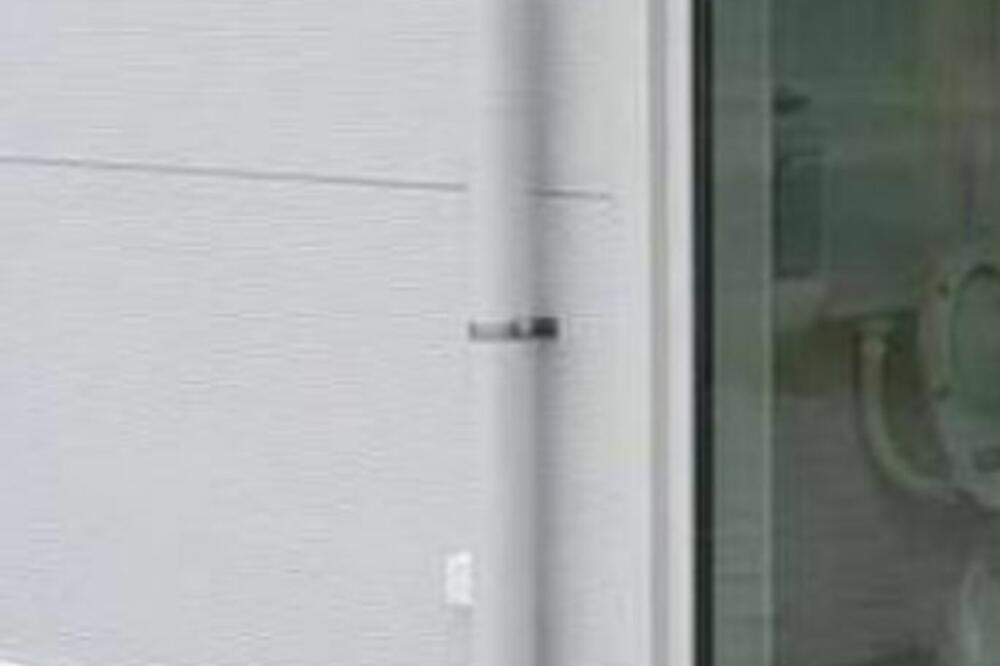 URNEBESAN PRIZOR IZ ZRENJANINA! Ovakav toalet sigurno niste videli, dok sedite na šolji gledate prolaznike! (FOTO)