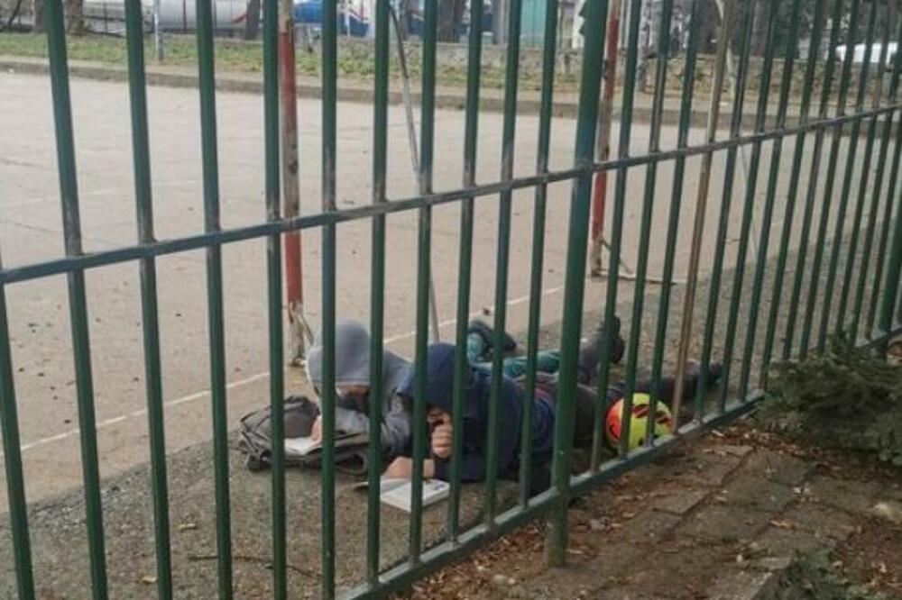 FOTOGRAFIJA KOJA JE VEĆ OBELEŽILA 2022. GODINU: Dečaci čitaju knjige u školskom dvorištu! (FOTO)
