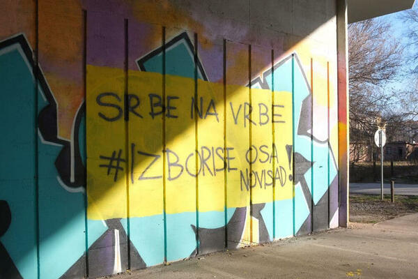 U NOVOM SADU OSVANUO GRAFIT "SRBE NA VRBE": Sada se oglasio i STUDENTSKI PARLAMENT POVODOM ŠIRENJA GOVORA MRŽNJE