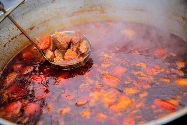 OVO JE ORIGINALNI RECEPT ZA GULAŠ NA SRPSKI NAČIN: Tradicionalno JELO, sa 1 DODATKOM koji ČINI ČUDA