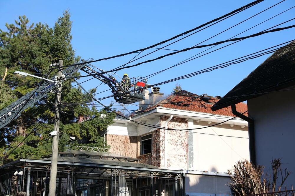 HOROR NA NOVOM BEOGRADU: Muškarac se polio benzinom i zapalio