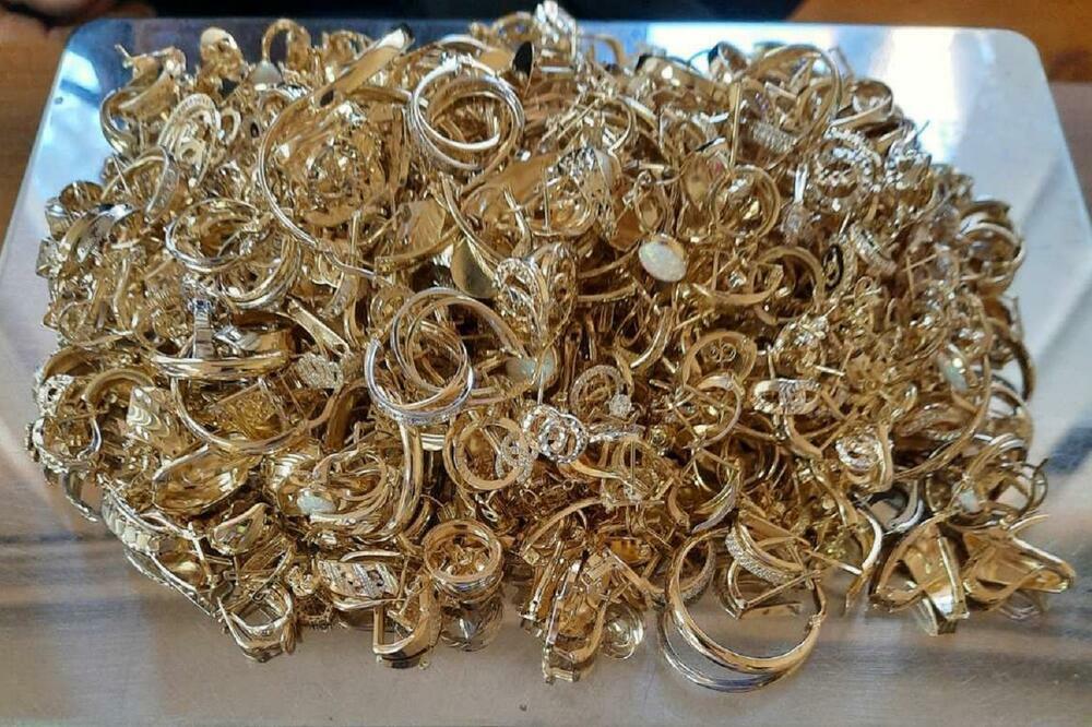 CARINICI NA GRADINI ZAPLENILI VELIKU KOLIČINU NAKITA: Autobus pun kao ČEP raznog bogatstva, EVO šta su našli (FOTO)