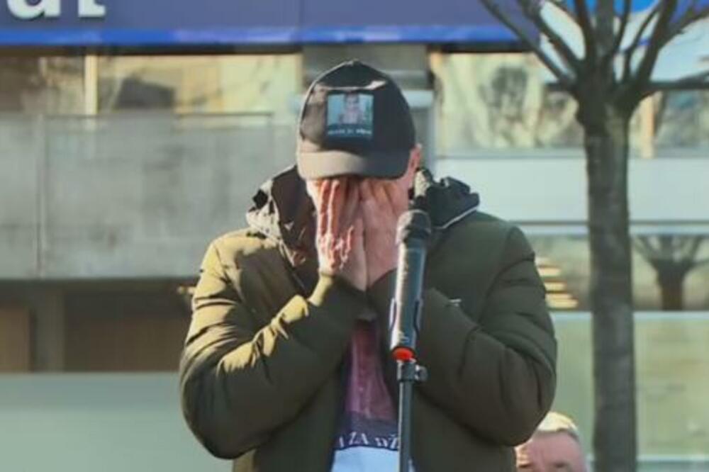 ZAPLAKAO PRED OKUPLJENIMA I PREKRIO LICE RUKAMA! Otac preminule DŽENE nije smogao SNAGE da se obrati (VIDEO)
