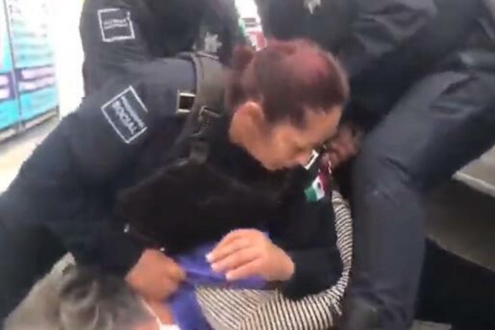 POLICAJCI NEMILOSRDNO OBORILI ŽENU NA TROTOAR, UMALO JE UGUŠILI: Sve zbog 1 RAZLOGA, neviđeni SKANDAL (VIDEO)