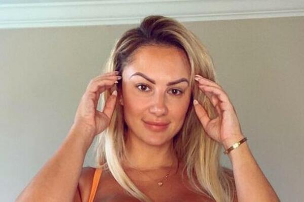 NASTAVNICA DALA OTKAZ ZBOG PERVERZNIH STVARI: Prvo ZAVRŠILA ISTORIJU, a zatim ZAVRŠILA NA SAJTU ZA ODRASLE! (FOTO)