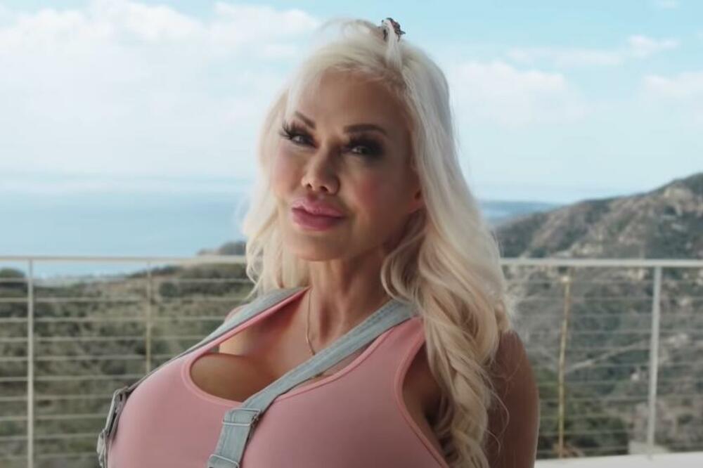 OD MALENA JE OPSEDNUTA IGRAČKAMA: A sada pokušava da POSTANE JEDNA OD NJIH! (FOTO)