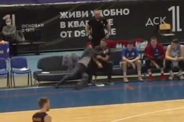 SAMO U RUSIJI: Pomoćnik pokušao da zabode PESNICOM trenera i - PROMAŠIO GA SA POLA METRA! (VIDEO)