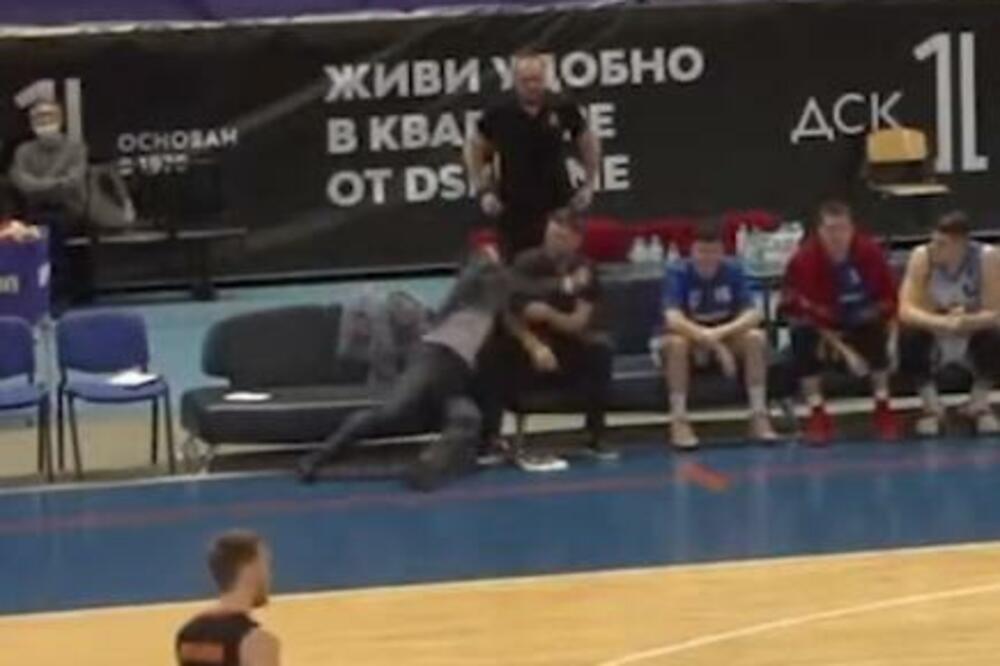 SAMO U RUSIJI: Pomoćnik pokušao da zabode PESNICOM trenera i - PROMAŠIO GA SA POLA METRA! (VIDEO)