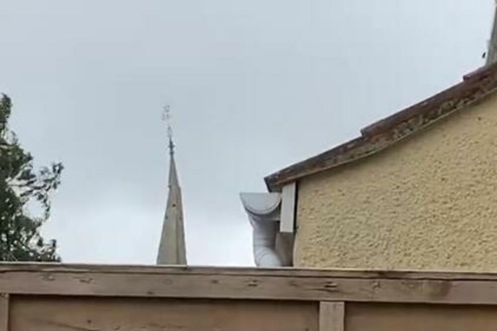 SNAŽNA OLUJA JUNIS POGODILA I VELIKU BRITANIJU: Olujni VETAR uništio TORANJ CRKVE (VIDEO)