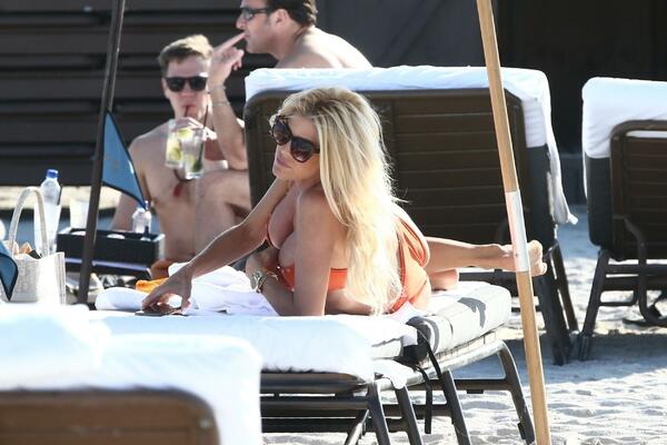 BUJNA PLAVUŠA KOJA OBOŽAVA ĐOKOVIĆA SKINULA SE U MINIJATURNI BIKINI: Oskudni gornji deo jedva ukrotio grudi (FOTO)