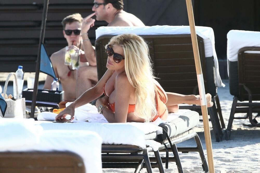 BUJNA PLAVUŠA KOJA OBOŽAVA ĐOKOVIĆA SKINULA SE U MINIJATURNI BIKINI: Oskudni gornji deo jedva ukrotio grudi (FOTO)