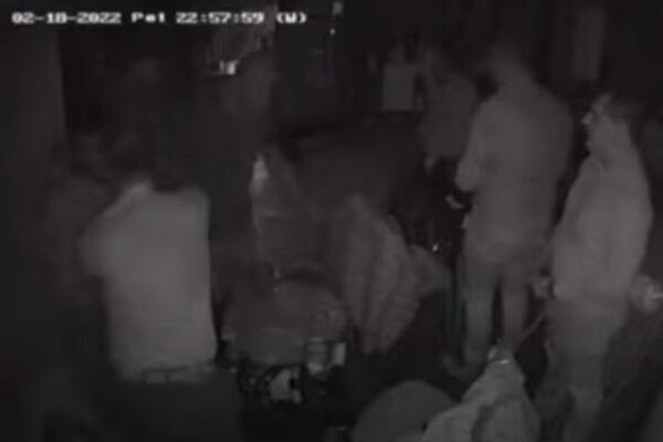 PLJUŠTALI UDARCI, CEPALE SE KOŠULJE: Poslanik se POTUKAO u kafani (VIDEO)