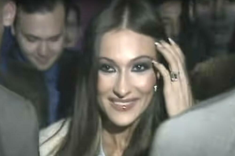 POJAVILA SE U CECINOM SPOTU I PLESOM ZALUDELA NACIJU: Konačno možemo da vidimo čuvenu DUNJU FLEŠ, ne liči na sebe!