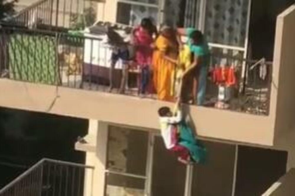 POŽAR U INDIJI: 11 osoba stradalo!