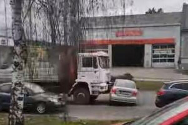 BIZARANA SCENA U NOVOM SADU! Pogurao automobil kao PERCE (VIDEO)