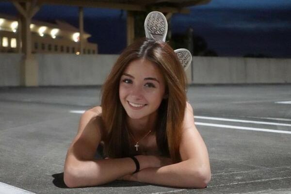 AVA (15) ZA DLAKU IZBEGLA SIGURNU SMRT: Naoružani PROGONITELJ joj se pojavio na KUĆNOM PRAGU, evo šta se desilo!