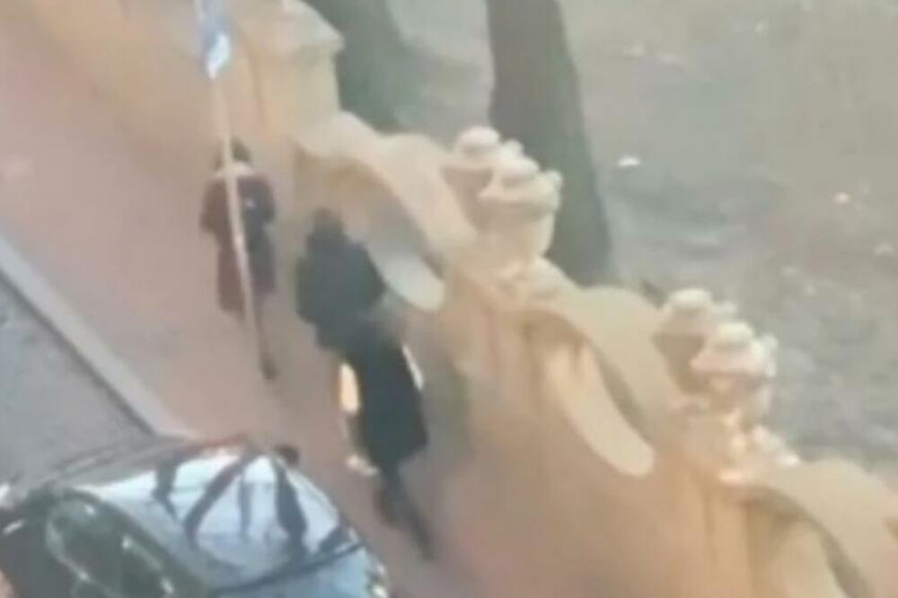 OSVANUO ŠOKANTAN SNIMAK SA BEOGRADSKIH ULICA! Lopovi pratili devojku, pogledajte samo (VIDEO)