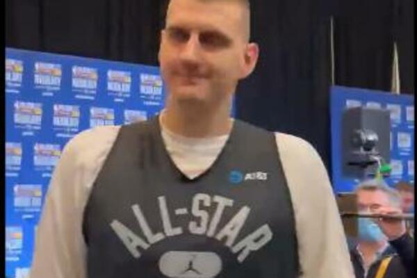 MRZIM LUKU DONČIĆA! Nikola Jokić napravio haos na konferenciji, gađao Slovenca u glavu! (VIDEO)