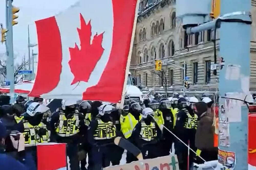 KANADSKA POLICIJA KORISTILA BIBER SPREJ I ŠOK BOMBE: Ima povređenih i uhapšenih (FOTO/VIDEO)