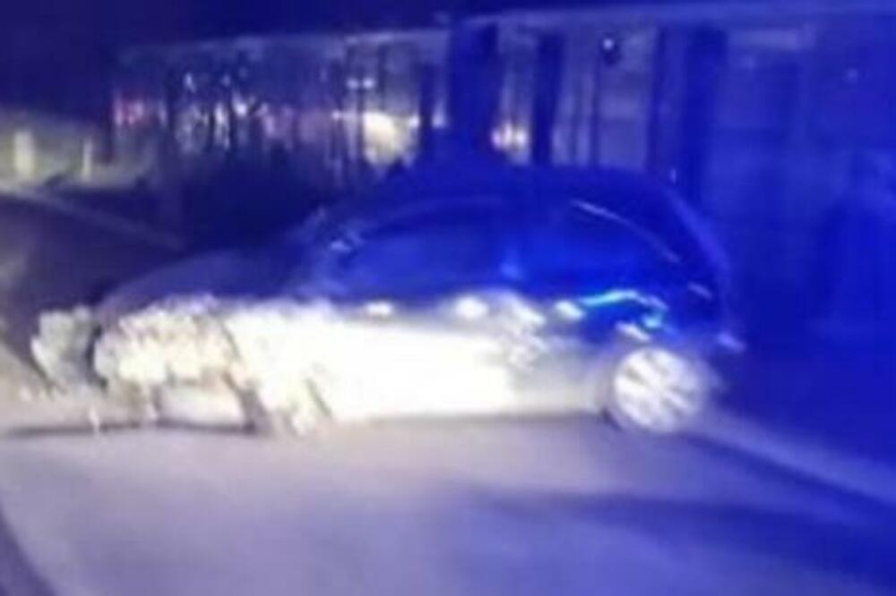 SAOBRAĆAJNA NESREĆA U RESNIKU: Vozilo teško oštećeno, uništen prednji deo automobila (FOTO)