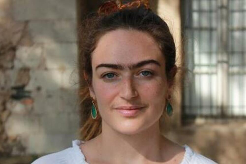 DEVOJKA ODBIJA DA OBRIJE OBRVE I BRKOVE: Konstantno na meti OSUDA, mnogi je KRITIKUJU, a ima ODLIČAN razlog (FOTO)