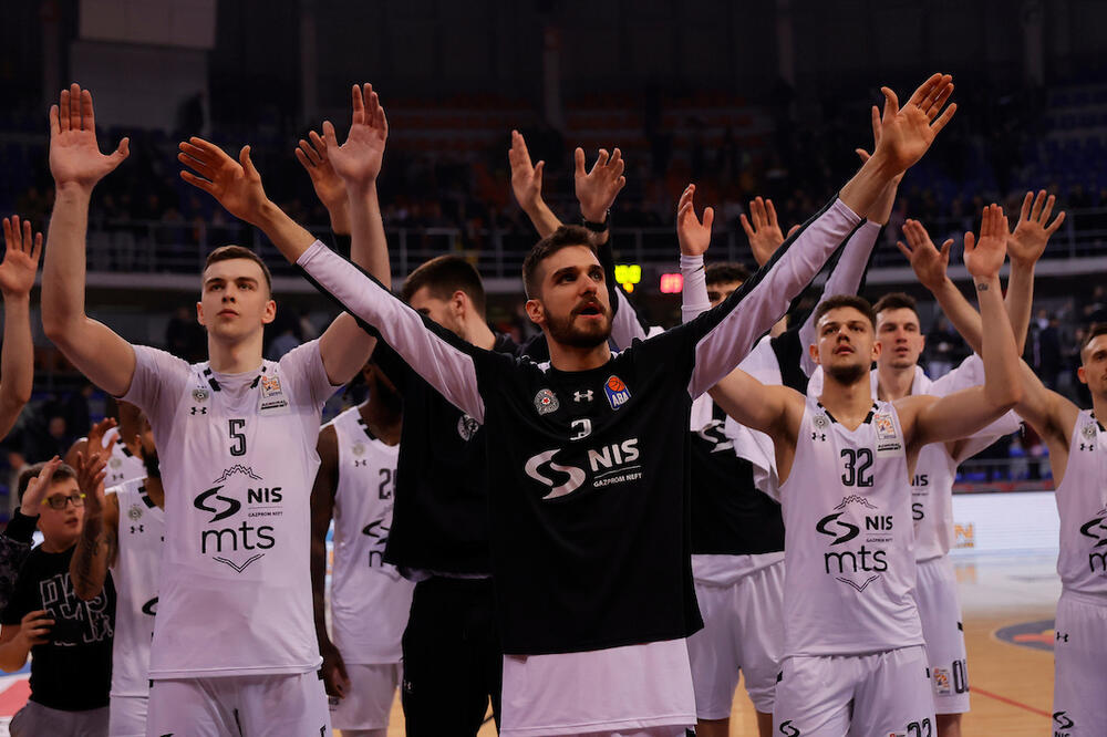 SVI SU ŠOKIRANI: Partizan sprema prvi OTKAZ, poznato je koji igrač NEĆE nositi crno-beli dres sledeće sezone!?