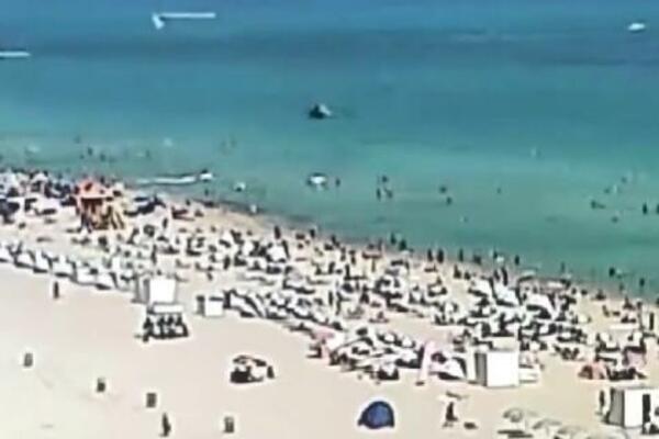 SRUŠIO SE HELIKOPTER NA POPULARNOJ PLAŽI! Nekoliko metara od kupača (VIDEO)