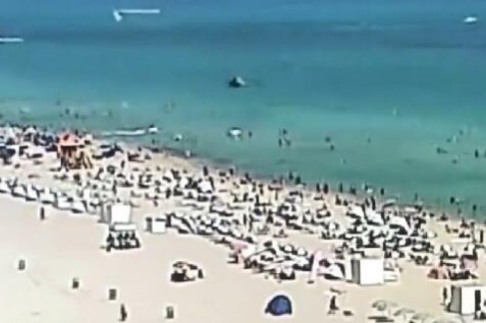 SRUŠIO SE HELIKOPTER NA POPULARNOJ PLAŽI! Nekoliko metara od kupača (VIDEO)